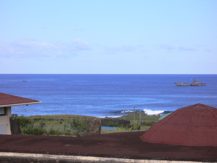 イースター島博物館の屋根と軍艦
