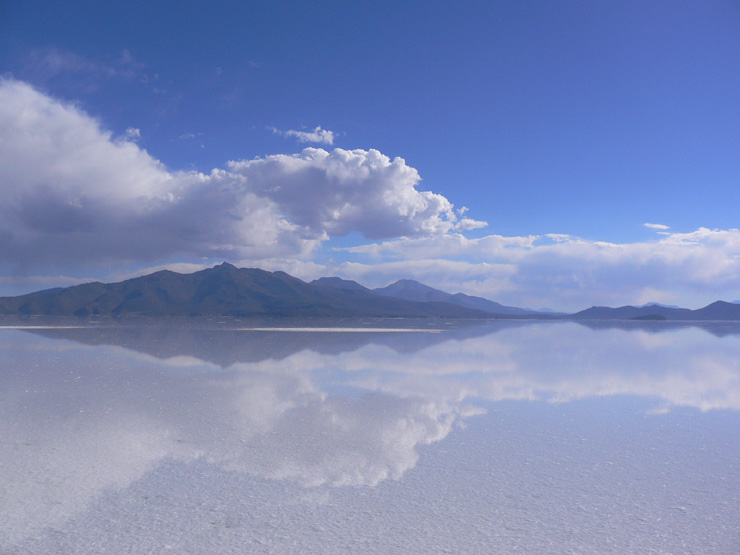 ウユニ塩湖の水鏡