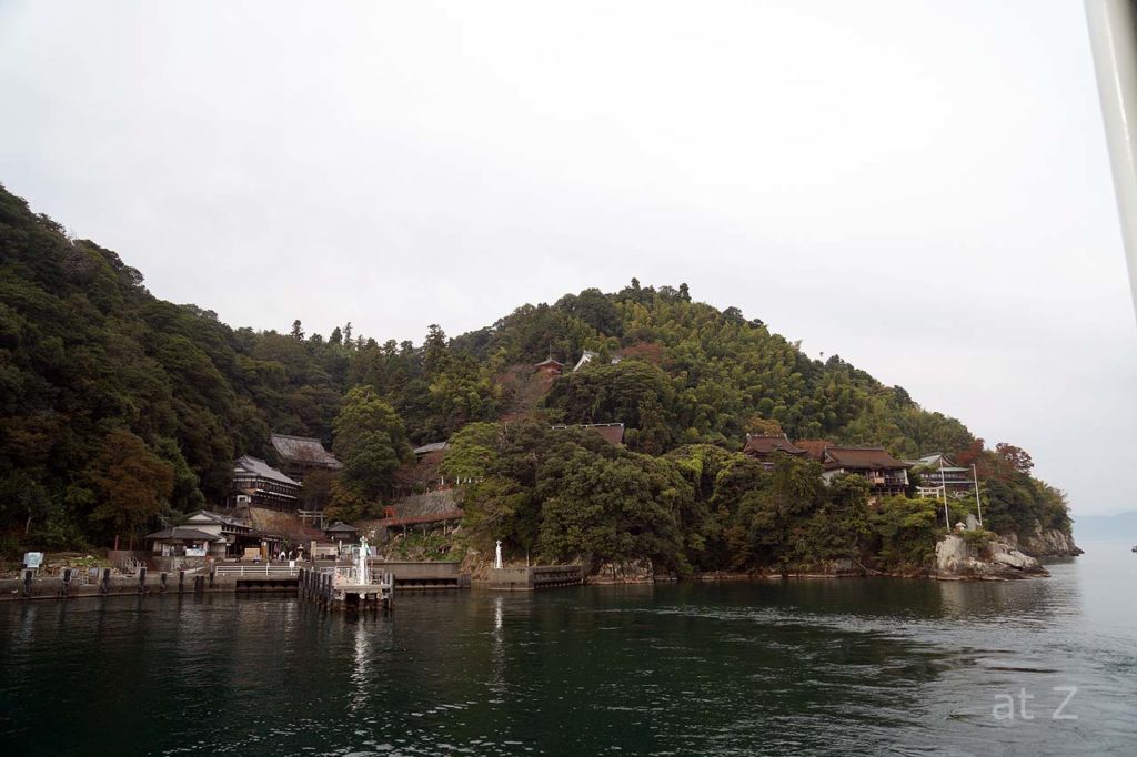 湖上から眺める竹生島