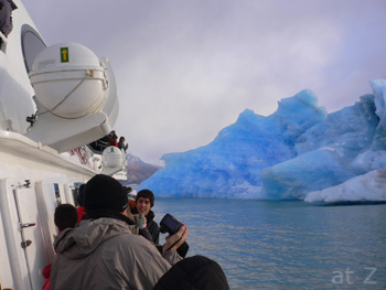 氷山が増えてきたので外に出て写真を撮る乗客