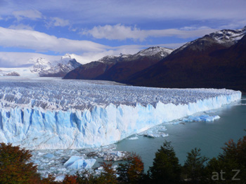 湖で終端するペリトモレノ氷河