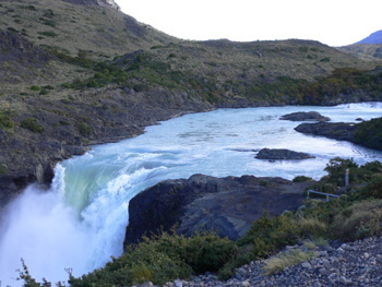 パイネ・グランデのふもとを流れる滝