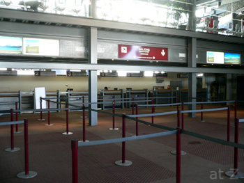 エル・カラファテ空港のチェックインカウンター