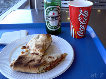 エル・カラファテ空港での軽食とビール