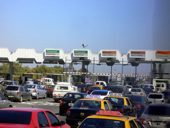 ブエノスアイレス近郊の高速道路料金所