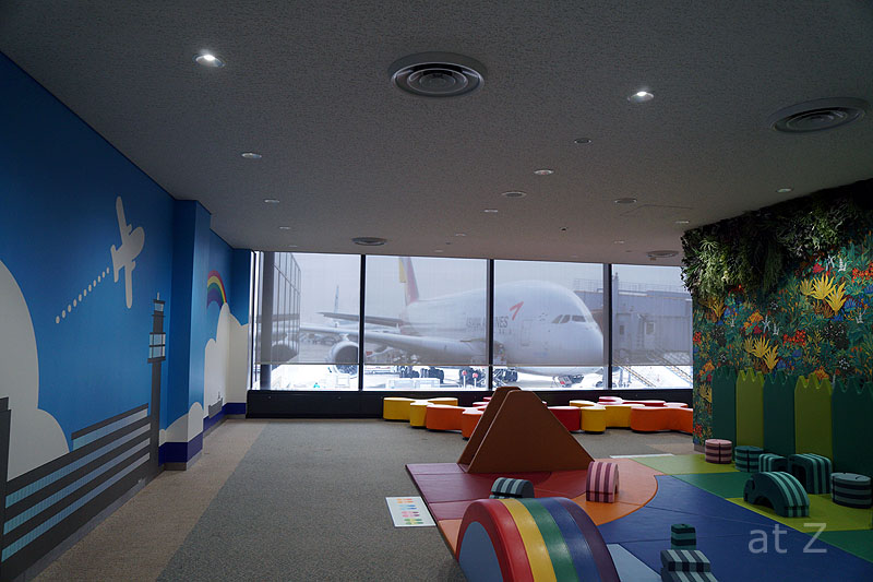 成田空港第１ターミナルのキッズコーナーとA380