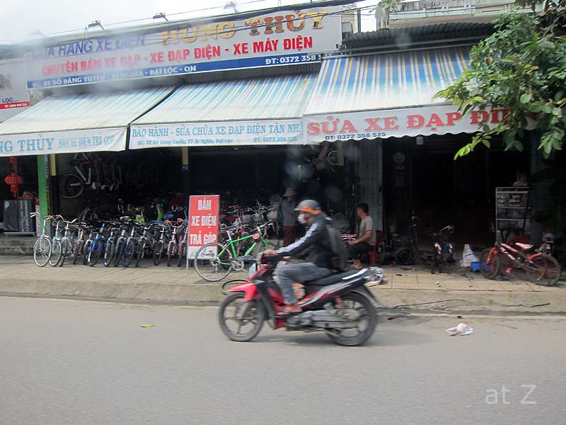 ベトナム道端の自転車屋