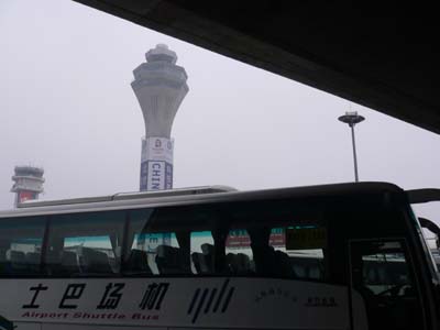 北京首都国際空港の空港バスと管制塔