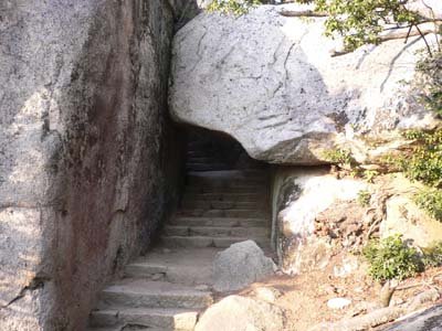 弥山の石のトンネル